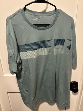 Under Armour Men's Short Sleeve Tee in Slate Blue with Navy Graphic